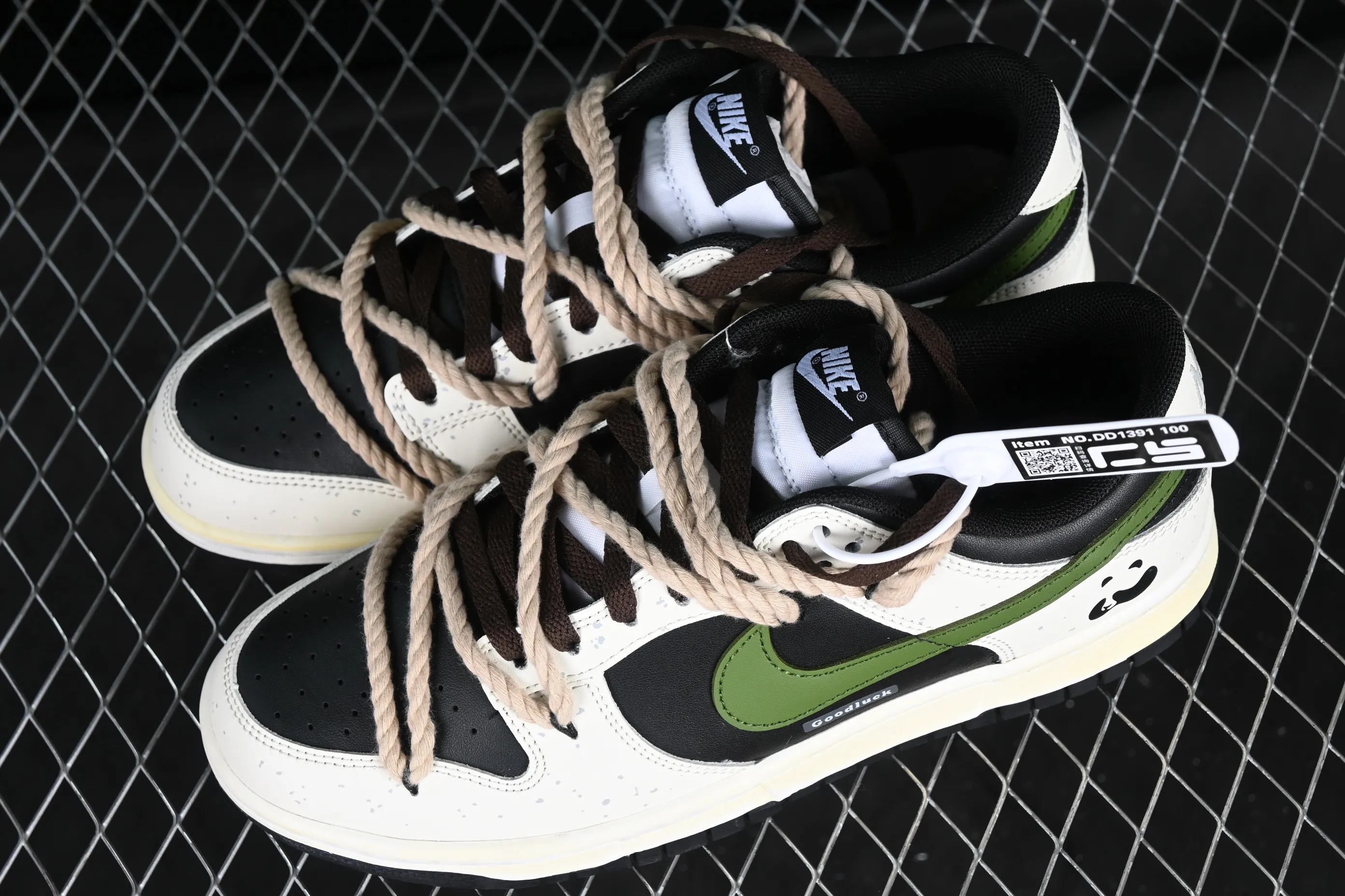 All Categories Nk SB Dunk Series Nk SB Dunk Low Low-top sneakers CS version Nk Dunk Low "Panda" Bamboo Forest Panda Customized version of deconstructed strap casual sneakers DD1391-100
